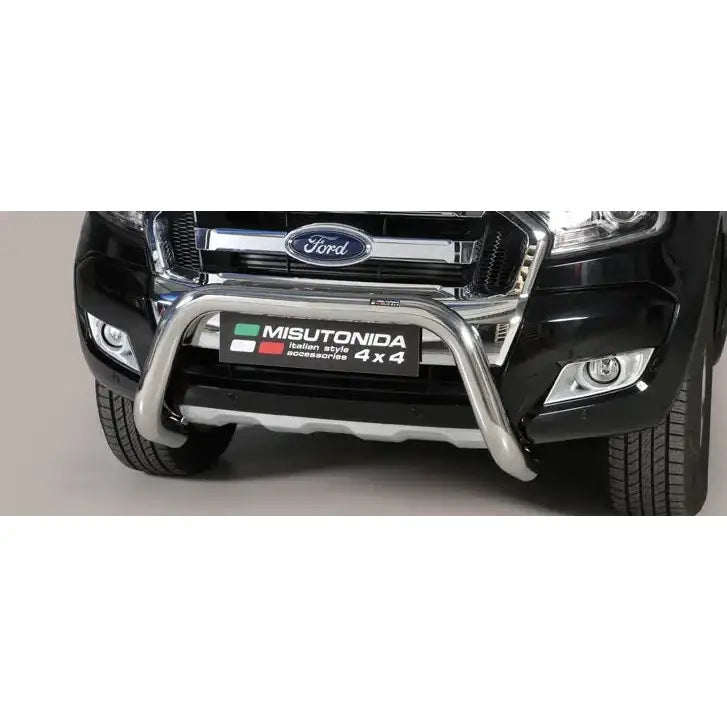 Frontbøyle Ford Ranger 16-18 EC Godkjent Super Bar i polert stål montert foran på svart bil.