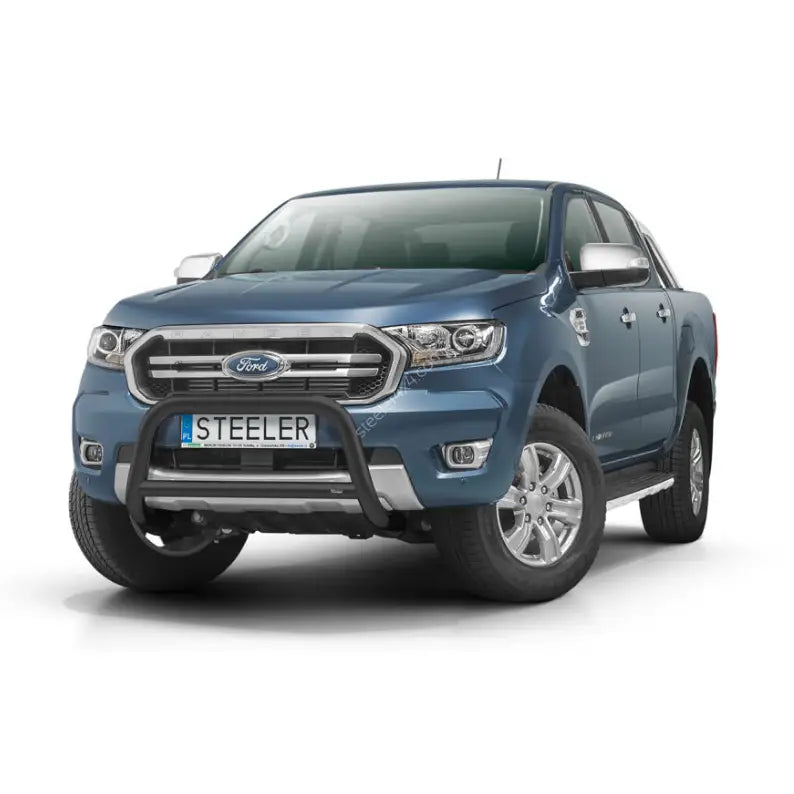 Kufanger på Ford Ranger 19- med tverrør, svart frontbøyle montert foran grillen, sett skrått forfra.