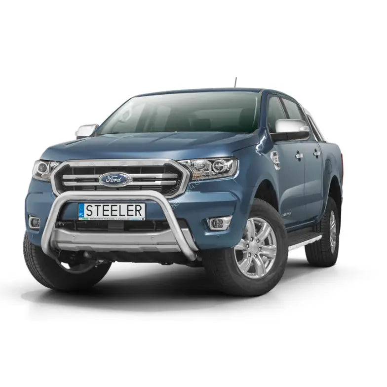 Frontbøyle Ford Ranger 19- EC godkjent stål montert på blå pickup med kromdetaljer, sett forfra.