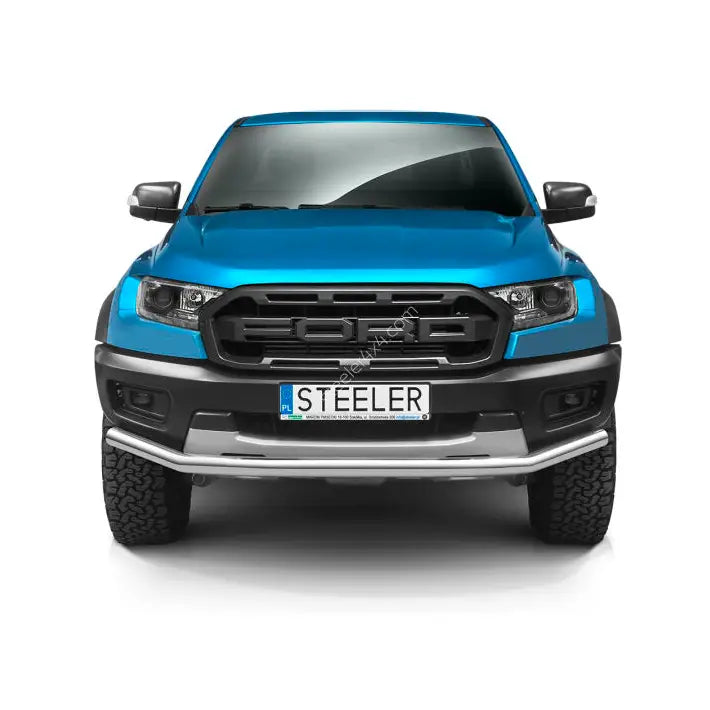 Frontbøyle på Ford Ranger Raptor 19- montert foran på blå pickup med sølvfarget bøyle og terrengdekk.