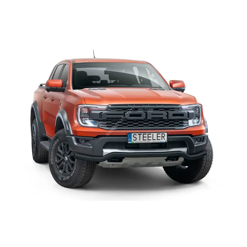 Kufanger på Ford Ranger Raptor 23 med store terrengdekk og sort grill, sett rett forfra.