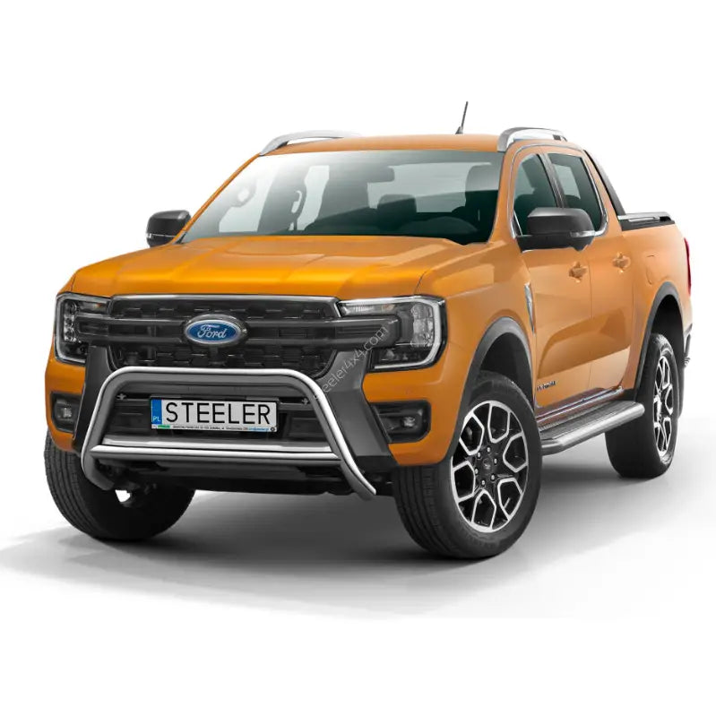 Frontbøyle på oransje Ford Ranger Wildtrack med sorte detaljer og sølvfargede stigtrinn, hvit bakgrunn.