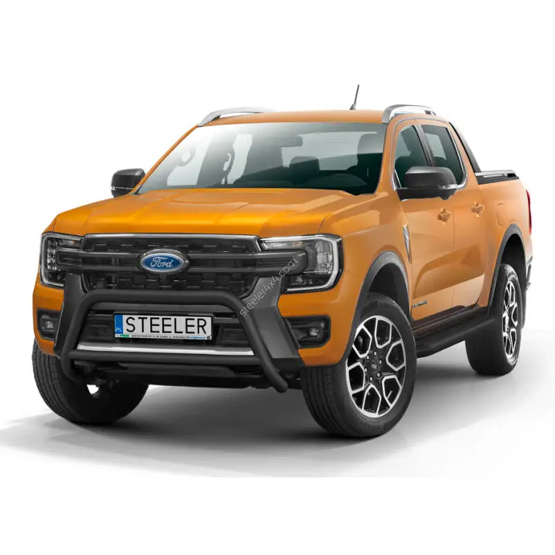 Kufanger på oransje Ford Ranger Wildtrack med sorte detaljer og aluminiumsfelger, hvit bakgrunn.