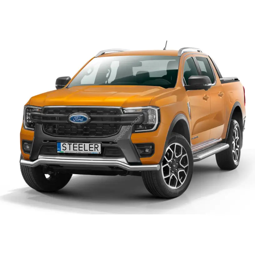 Frontbøyle på Ford Ranger Wildtrack 23- Lav, oransje pickup med svarte og kromdetaljer mot hvit bakgrunn.