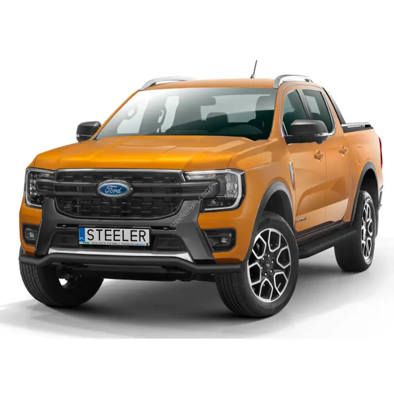 Kufanger på Ford Ranger Wildtrack 23- Lav, oransje pickup med svart grill og kromdetaljer sett fra venstre foran.
