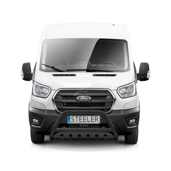 Kufanger på Ford Transit 14- EC godkjent, sett forfra med svart stålrør foran grillen.