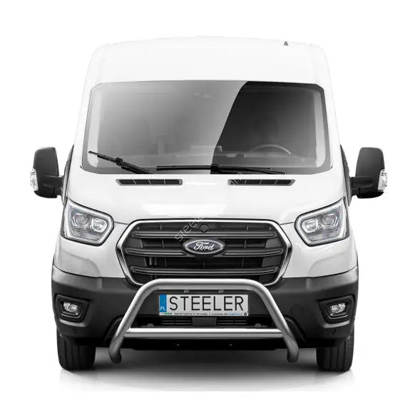 Frontbøyle på hvit Ford Transit 14- varebil med tverrør, EC godkjent og "STEELER" på skiltet.