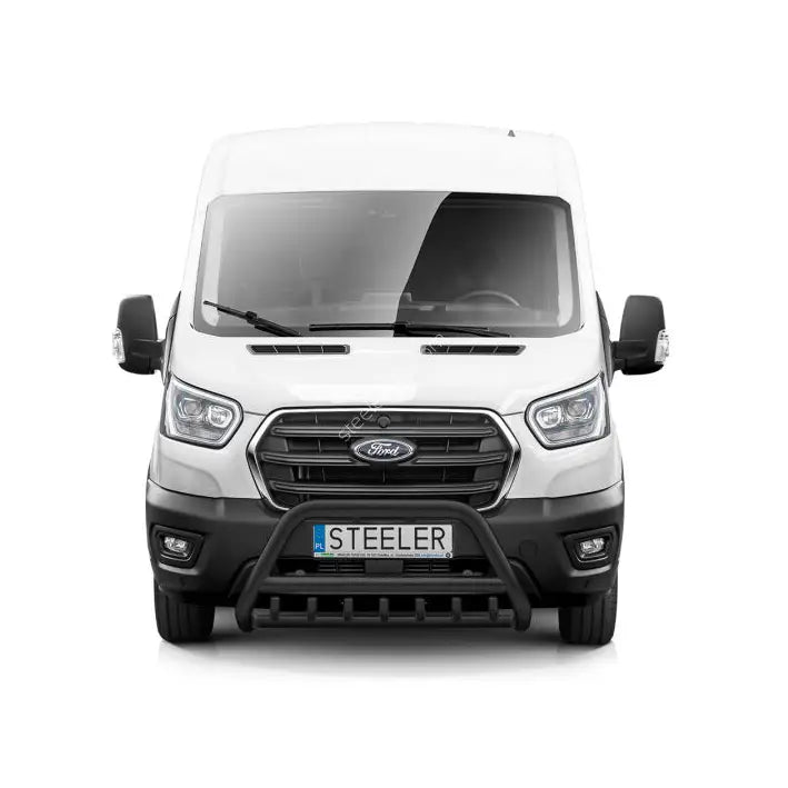 Kufanger til Ford Transit 19- EC godkjent, montert foran grillen på hvit varebil.
