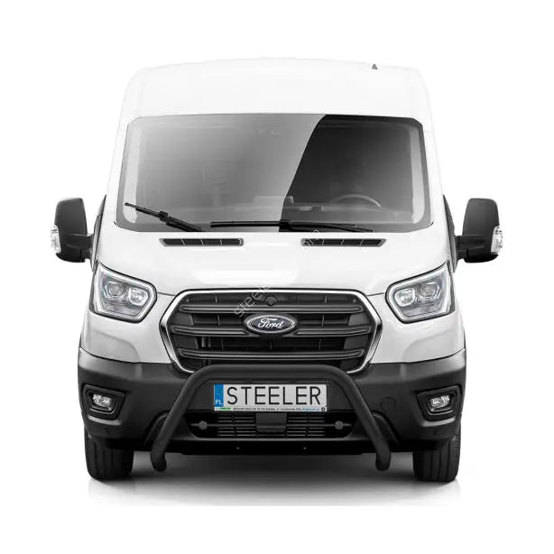 Kufanger på Ford Transit 19- EC godkjent stål montert foran hvit varebil med synlig Ford-logo.