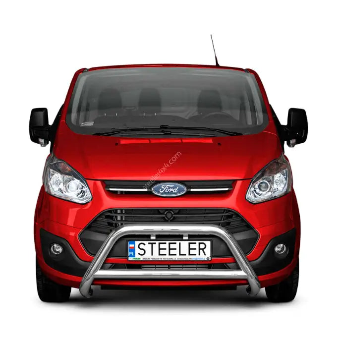 Frontbøyle Ford Transit Custom 12-18 montert foran grillen på rød varebil med skiltet "STEELER".