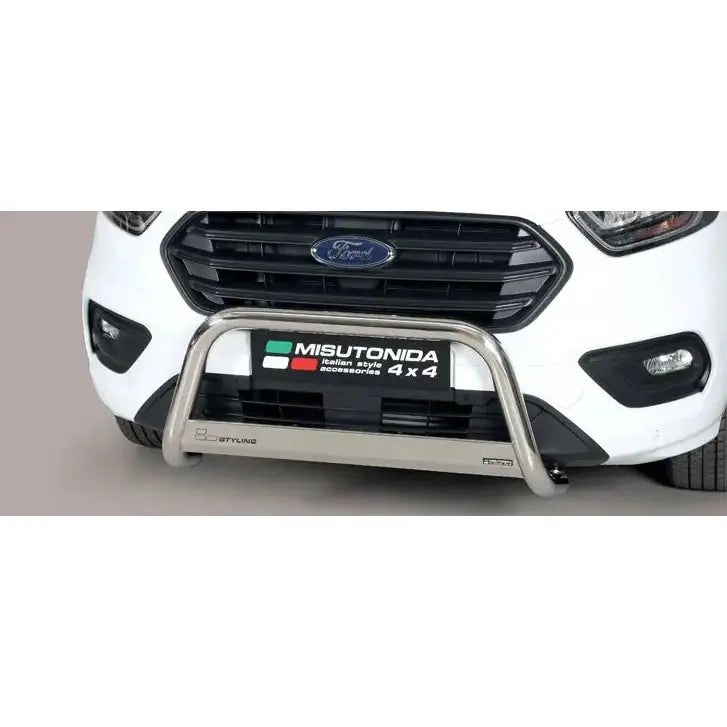 Frontbøyle Ford Transit Custom 18- i polert metall montert foran på hvit varebil.