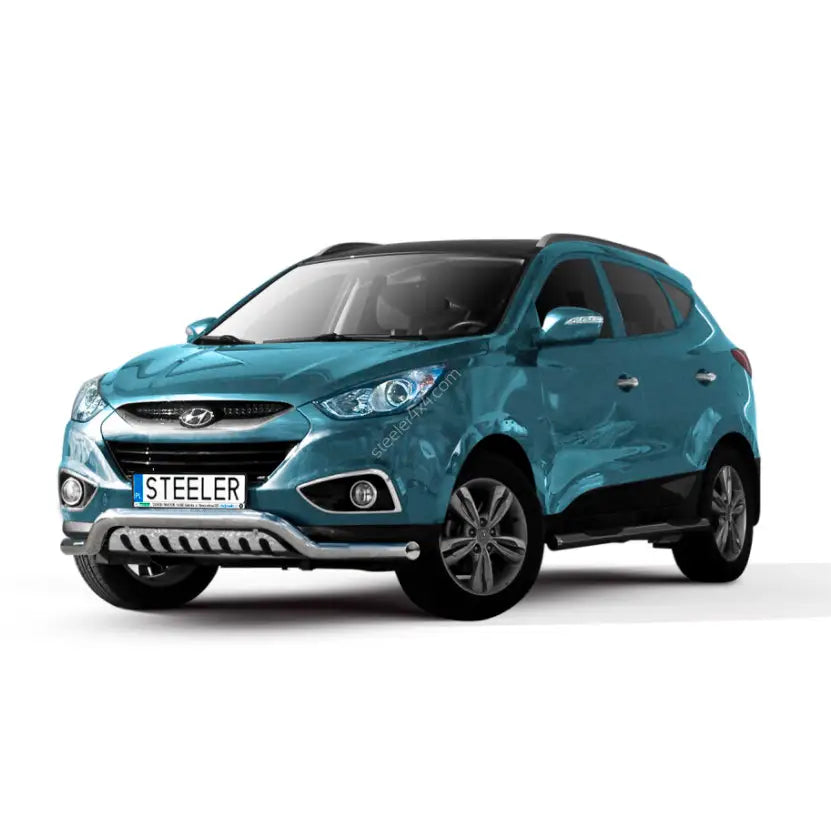 Frontbøyle Hyundai Ix35 09-15 i sølv med svarte detaljer, montert foran på blå SUV mot hvit bakgrunn.