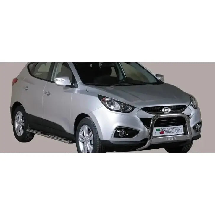 Frontbøyle Hyundai Ix35 11-15 EC godkjent montert foran på sølvfarget SUV med stigtrinn.