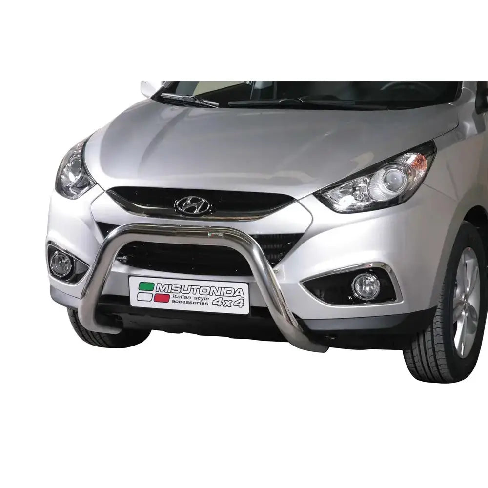 Frontbøyle Hyundai Ix35 11-15 EC godkjent Super Bar montert foran på sølvfarget bil, sett forfra.