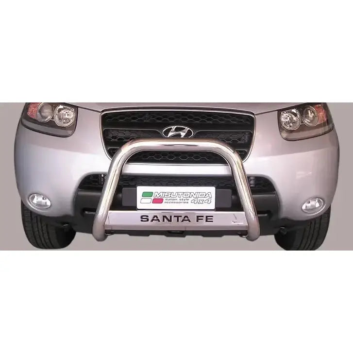 Frontbøyle Hyundai Santa Fe 06-10 EC godkjent medium mark montert foran på sølvgrå SUV.