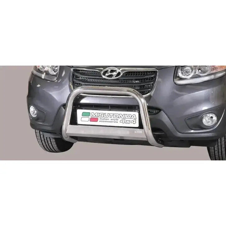 Frontbøyle Hyundai Santa Fe 10-12 EC godkjent montert foran på grå SUV, sett rett forfra.