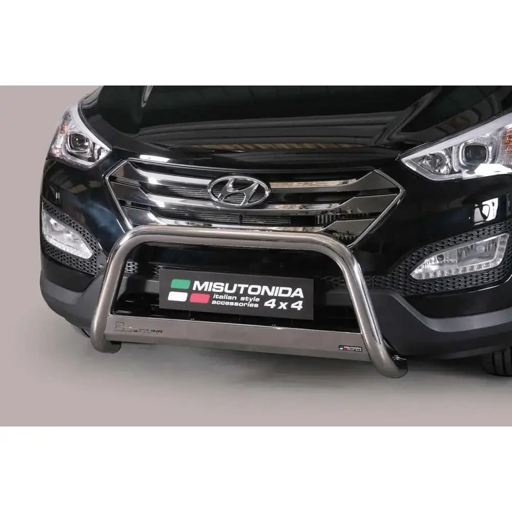 Frontbøyle Hyundai Santa Fe 12-18 montert foran grillen på svart SUV med synlige reflekser og logo.
