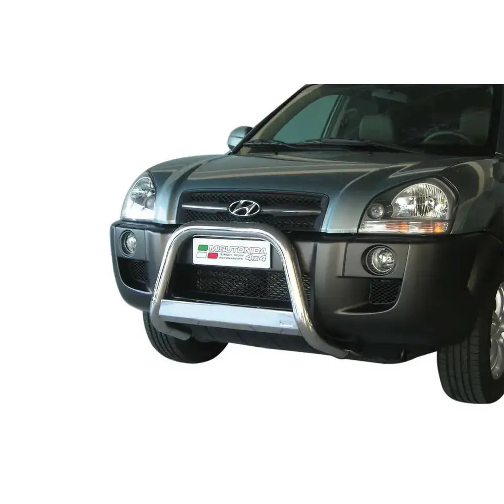 Frontbøyle Hyundai Tucson 04-14 montert på grå bil, sett forfra med synlig grill, frontlys og skilt.