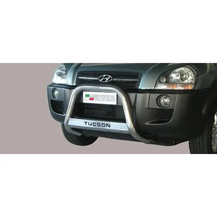 Frontbøyle Hyundai Tucson 04-14 EC godkjent medium mark montert foran på bil med synlig grill og skilt.