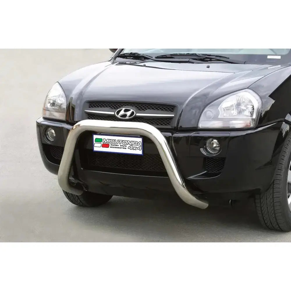 Frontbøyle Hyundai Tucson 04-14 montert foran grillen på svart SUV, sett rett forfra.