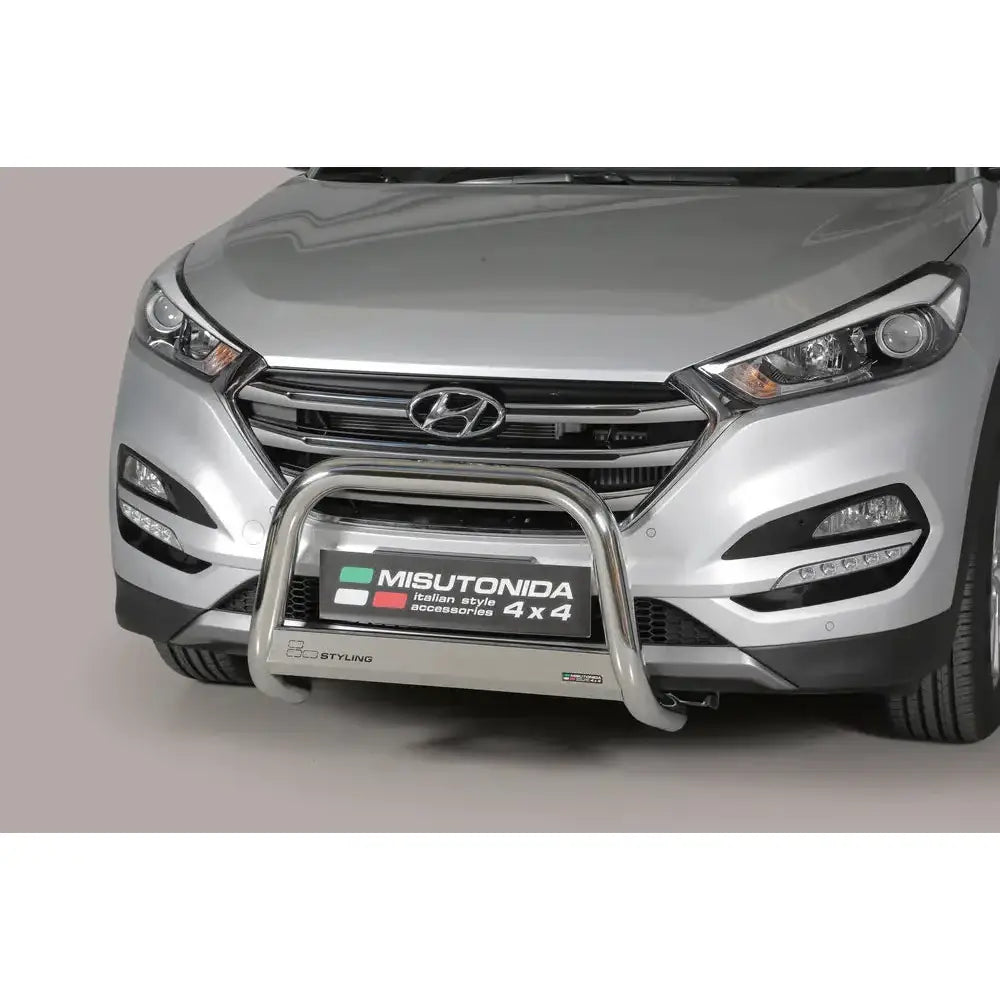 Frontbøyle Hyundai Tucson 15-17 EC godkjent medium bar montert på sølvfarget bil, sett forfra.