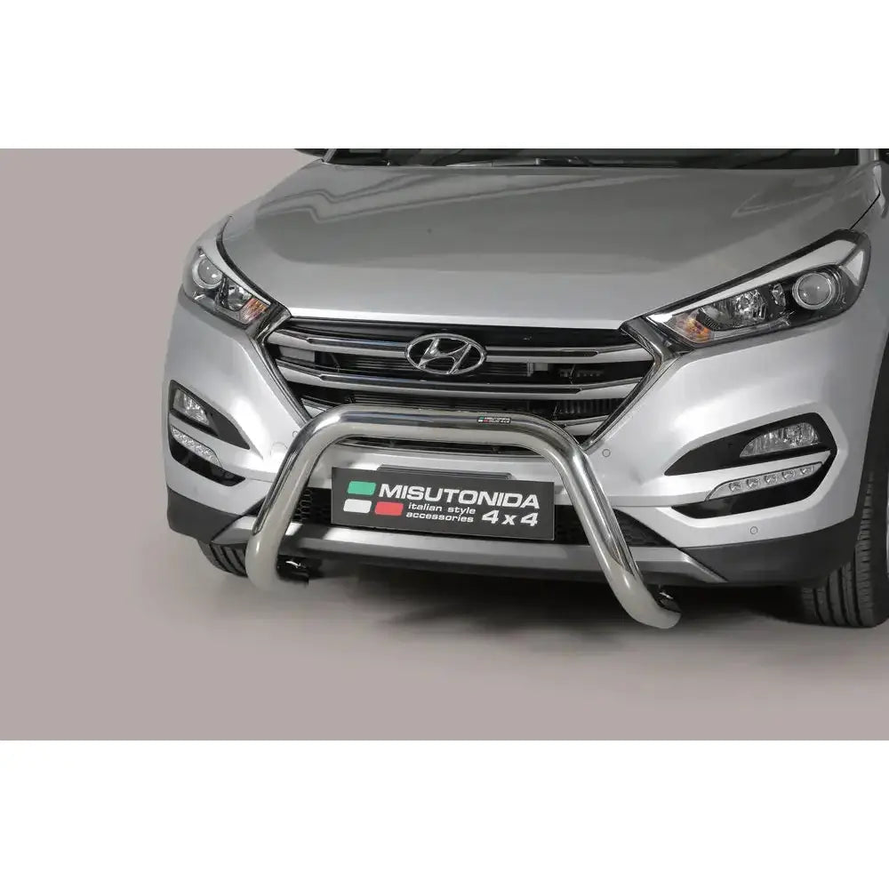 Frontbøyle Hyundai Tucson 15-17 montert foran grillen på sølvfarget SUV, sett rett forfra.