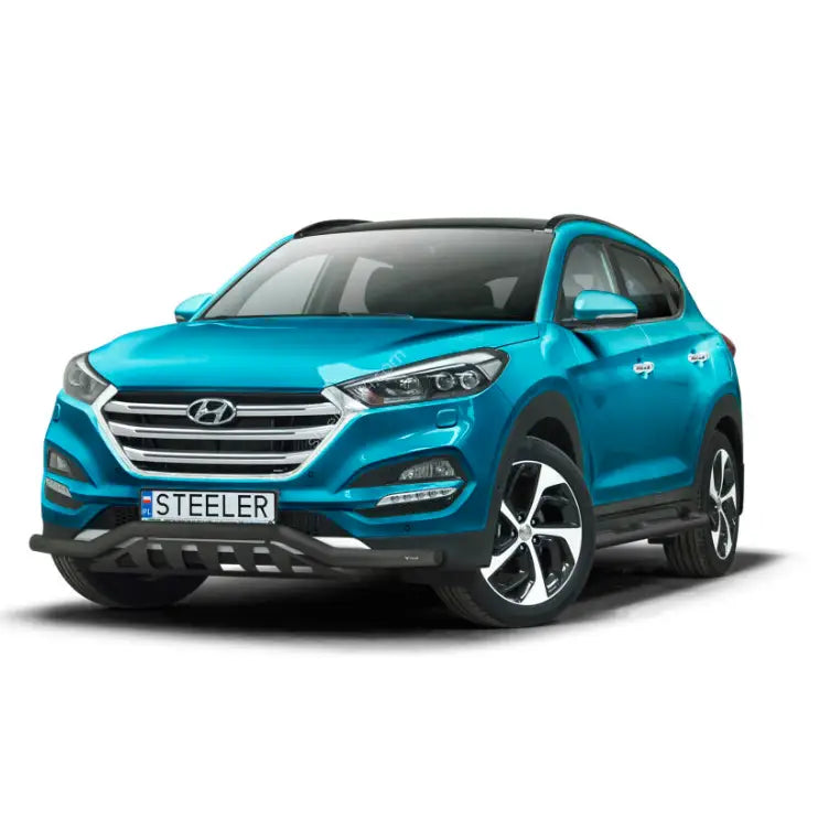 Kufanger Hyundai Tucson 15-18 med sølvdetaljer på grillen og svarte beskyttelseslister, sett skrått forfra.