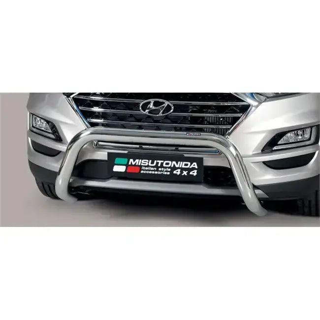 Frontbøyle Hyundai Tucson 2018 i blankt metall montert foran grillen på sølvfarget bil.