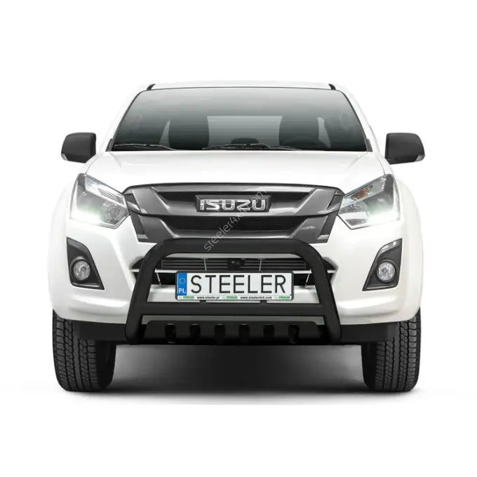 Kufanger til Isuzu D-Max 12-17 EC, sort metall montert på hvit pickup, sett forfra med plate.