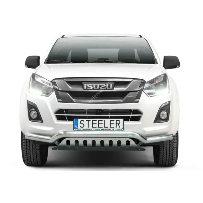 Frontbøyle Isuzu D-Max 12-17 lav med plate montert på hvit pickup, sett rett forfra.
