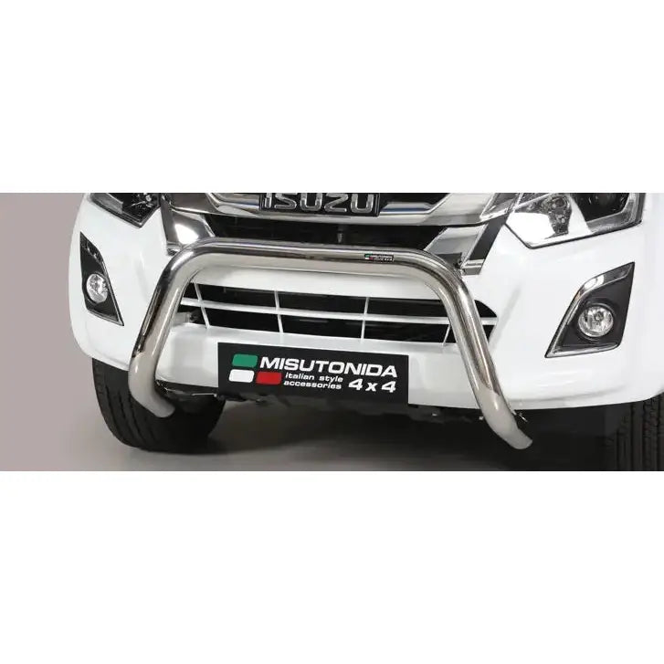 Frontbøyle Isuzu D-Max 17-19 i polert metall montert på hvit bil, sett rett forfra.