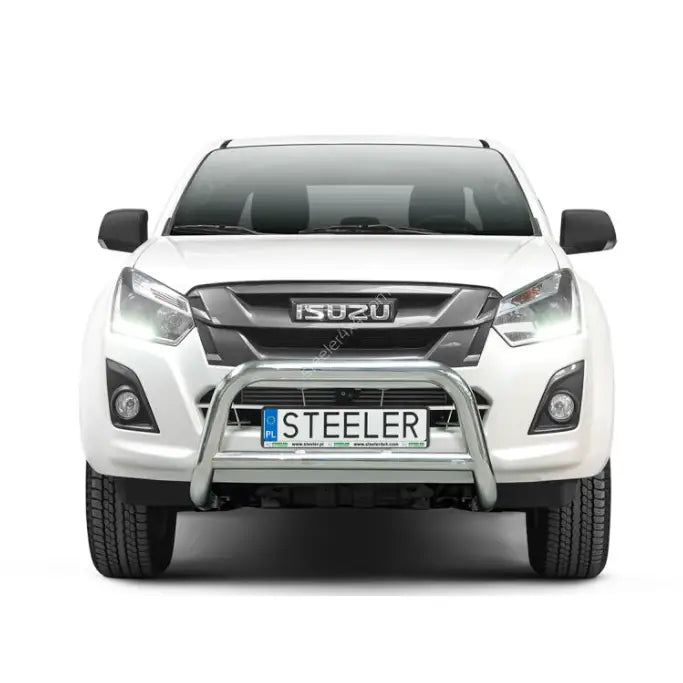 Frontbøyle Isuzu D-Max 18-20 EC i sølv montert foran grillen på hvit pickup med "STEELER"-skilt.
