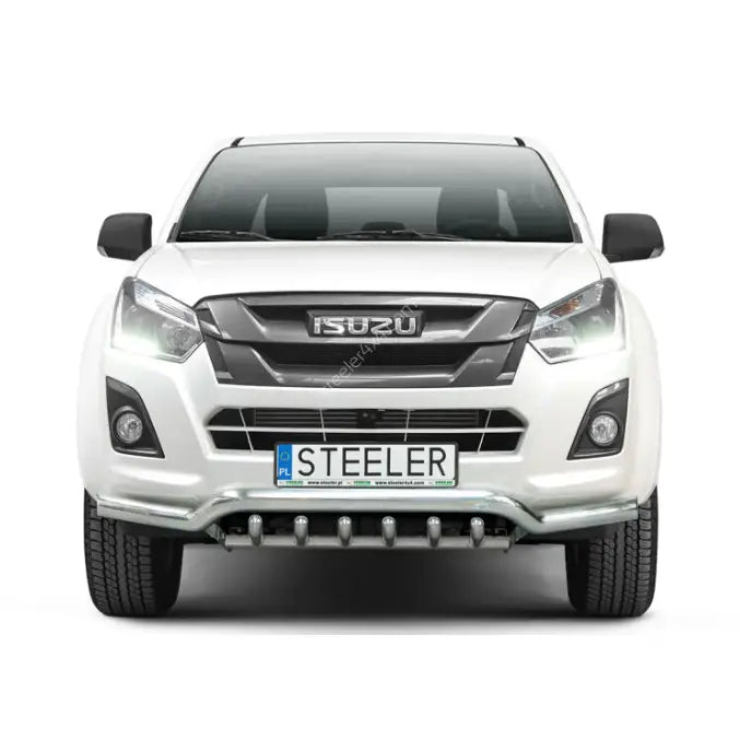 Frontbøyle Isuzu D-Max 18-20 lav med grill montert på hvit pickup med metallgrillbeskytter og skilt.