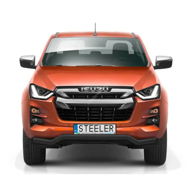 Kufanger på oransje Isuzu D-Max 20- med sort grill og sølv dekor, sett rett forfra mot hvit bakgrunn.