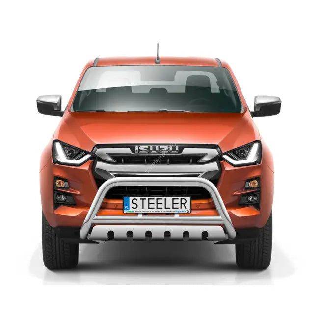 Frontbøyle på oransje Isuzu D-Max med sølvfarget kufanger og svarte detaljer foran, hvit bakgrunn.