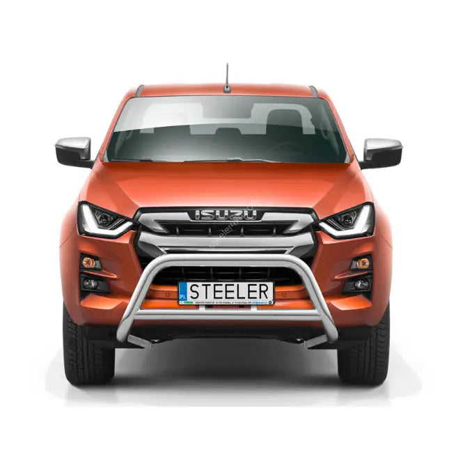 Frontbøyle på Isuzu D-Max 20- EC godkjent pickup med sølvfarget metallbøyle og synlig ISUZU-logo.