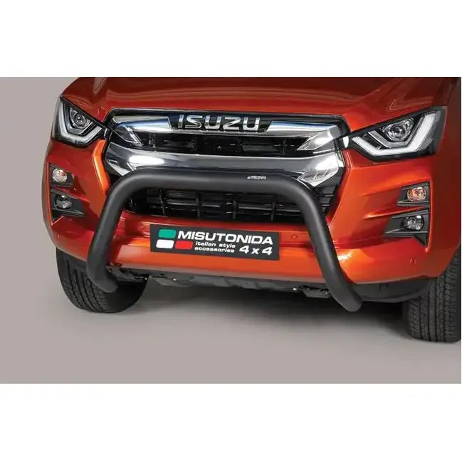 Kufanger Isuzu D-Max sort stigebøyle med kromdetaljer montert foran på oransje pickup.
