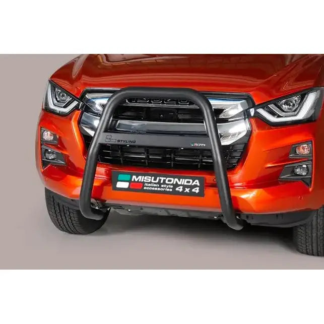Kufanger på Isuzu D-Max Space Cab 21, svart metall montert foran grillen, sett rett forfra.