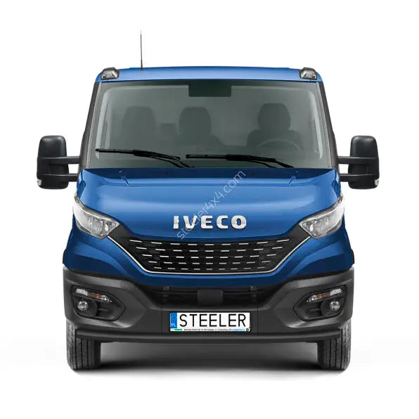 Kufanger Iveco Daily 19- EC godkjent lav montert på blå varebil, sett rett forfra med sorte detaljer.