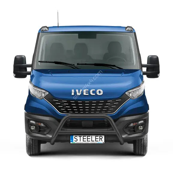 Kufanger på Iveco Daily 19- varebil, sett forfra med EC godkjent tverrør og synlig logo.