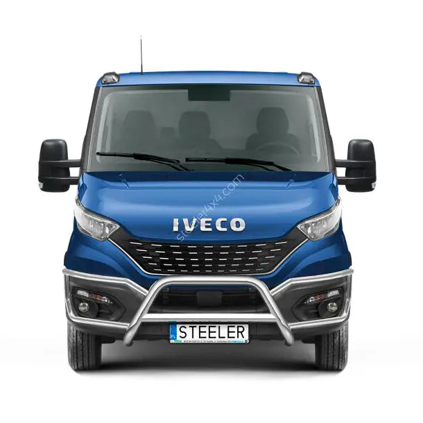 Frontbøyle Iveco Daily 19- EC godkjent montert på blå varebil med tverrør og lysbeskyttelse foran.