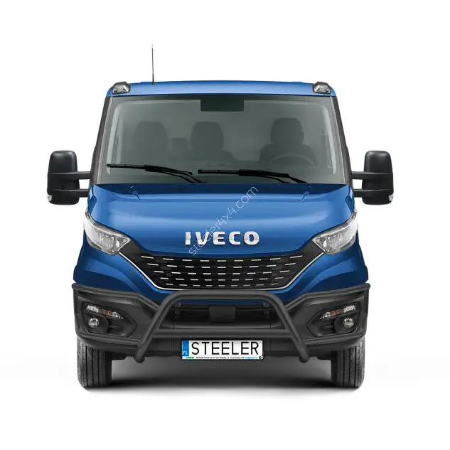 Kufanger til Iveco Daily 19-, svart metall med tverrør, montert foran blå varebil med Steeler-skilt.