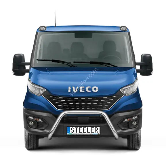 Frontbøyle Iveco Daily 19- i stål montert på blå varebil, sett forfra mot hvit bakgrunn.