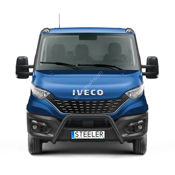 Kufanger på Iveco Daily 19- EC godkjent stål, montert foran blå varebil med synlig IVECO-logo.