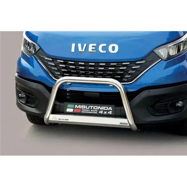 Frontbøyle Iveco Daily 2019 i polert metall montert på blå varebil med synlig logo og refleksdetaljer.
