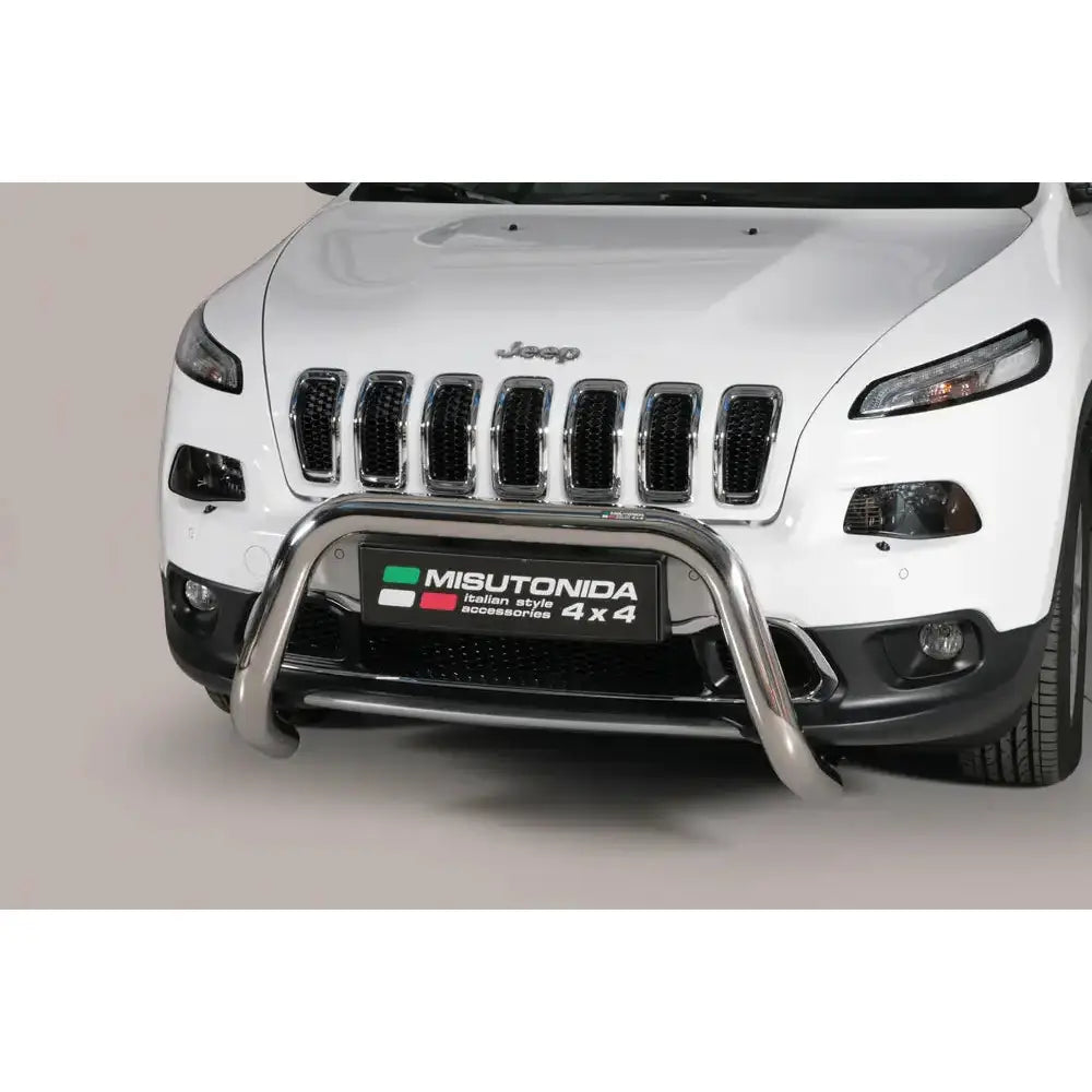 Frontbøyle på Jeep Cherokee 14-20 med krommet Super Bar, sett rett forfra på hvit SUV.