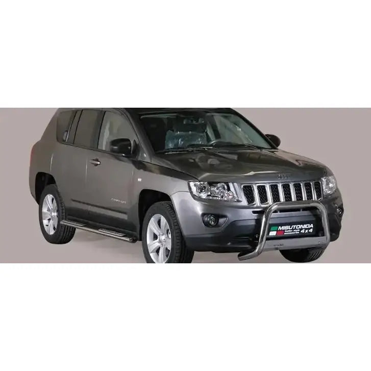 Frontbøyle Jeep Compass 11-17 med krommet kufanger og stigtrinn, sett skrått forfra mot nøytral bakgrunn.