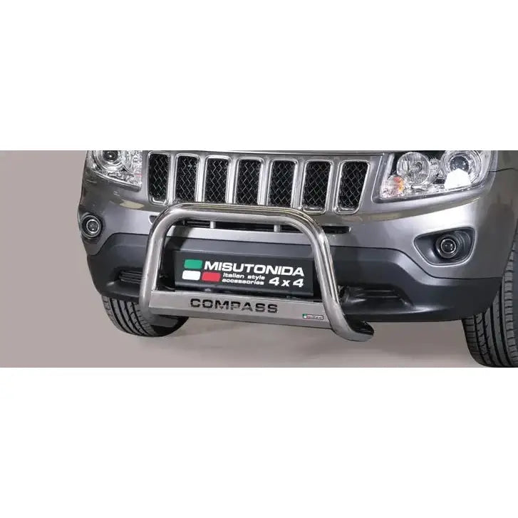 Frontbøyle til Jeep Compass 11-17 i rustfritt stål, montert på grå SUV med tydelige lykter.