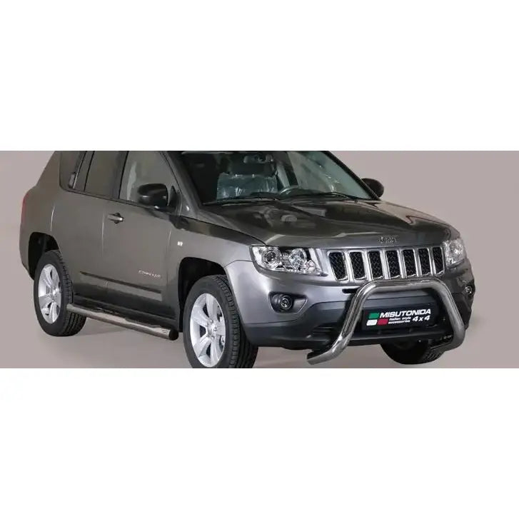 Frontbøyle Jeep Compass 11-17 med kromfarget kufanger og stigtrinn, sett fra skrå forside.