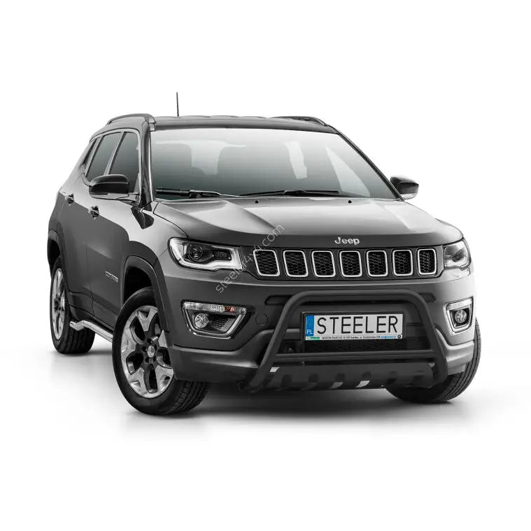 Kufanger på Jeep Compass 17-21 montert foran, med sort bøyle og STEELER-skiltplate.